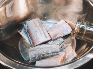 5、【cathy边吃边营养】香煎带鱼,倒入料酒