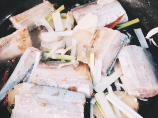 7、【cathy边吃边营养】香煎带鱼,当带鱼腌制好了以后，在锅中抹上薄薄一层油，将带鱼和香辛料下锅煎制片刻