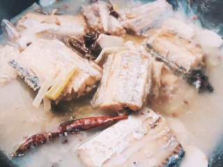 8、【cathy边吃边营养】香煎带鱼,在锅中倒入开水，盖上锅盖中火慢炖15分钟左右，随后放入生抽和盐，这里cathy使用的是低钠的生抽和盐，可以在最大程度上减少钠的摄入量，推荐大家入手~