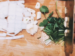 9、【cathy边吃边营养】香煎带鱼,取香菜和洋葱切成沫状