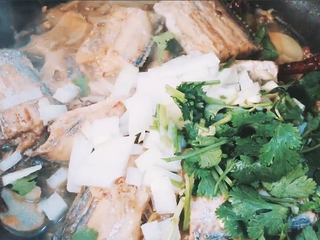 10、【cathy边吃边营养】香煎带鱼,均匀的撒在带鱼上即可出锅，这道集营养与健康与一体的香煎带鱼就大功告成咯