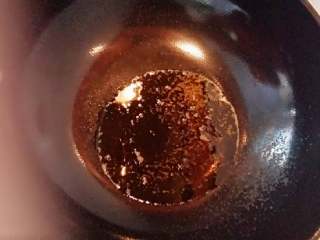 3、清炒生菜+#夏天的味道#,锅烧热，倒入菜籽油半成热（菜籽油预先炒过）