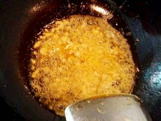 4、清炒生菜+#夏天的味道#,倒入蒜末爆香。