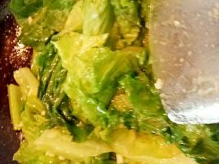 5、清炒生菜+#夏天的味道#,先把茎部分倒进去翻炒一下，再加入上面叶部分煸炒。