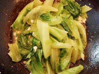 6、清炒生菜+#夏天的味道#,加入适量的盐，（喜欢辣的可以加红辣椒）翻炒至软关火，加入一点点鸡精即可出锅。