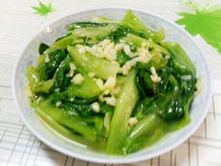 7、清炒生菜+#夏天的味道#,装盘即可食用。是不是很清爽呀！