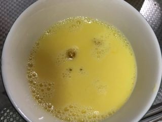 1、厚蛋烧,鸡蛋打散，加少许盐，加一点水打匀备用