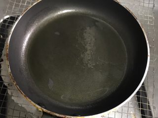 2、厚蛋烧,平底锅上灶加热～等锅热了加倒入橄榄油