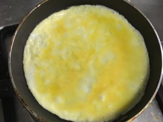 3、厚蛋烧,把打散的鸡蛋倒入锅里～