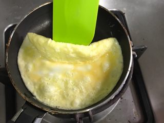 4、厚蛋烧,蛋皮底热了就开始卷