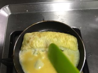 5、厚蛋烧,卷完一层把蛋卷推到一边～再继续倒入蛋液～如果起泡就把泡戳了