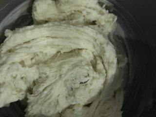 2、奶酪小布利,1档揉成均匀的面团就可以了，我揉了6分钟，估计全程用搅拌刀的话揉得会更快。