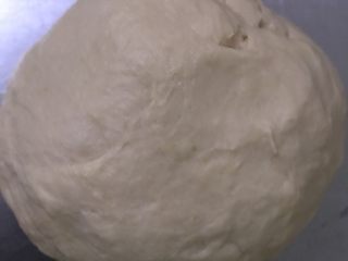 3、奶酪小布利,取出面团，滚圆成光滑面团，这个面团虽然湿润，但是手感非常好并且是不粘手的。