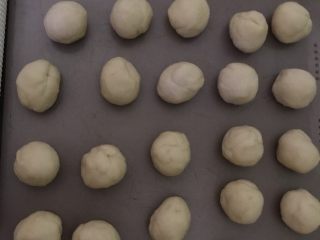 4、奶酪小布利,分成20克一个，滚圆。