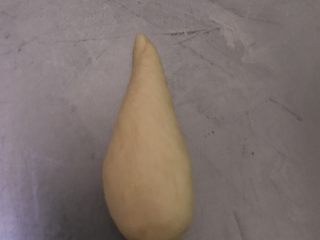 5、奶酪小布利,搓成水滴状。