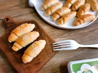 6、奶酪小布利,出炉震一下脱模，放烤网凉至手温密封保存。