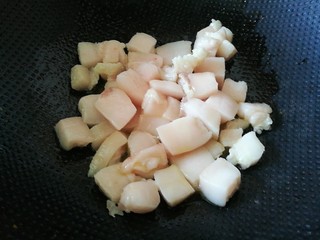 2、百里香杏鲍菇杂蔬肉丁,将肥肉倒入锅中，加入一勺茶油，小火熬制，不时翻动