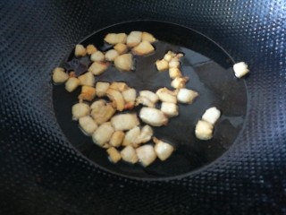 3、百里香杏鲍菇杂蔬肉丁,待肥肉慢慢熬成油渣，那个香啊，想起儿时的味道，那个时候，用猪油渣拌饭都是美美哒。