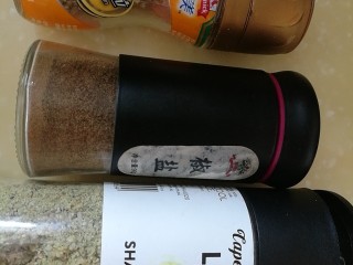 4、百里香杏鲍菇杂蔬肉丁,准备胡椒粉、香草大蒜粉、椒盐粉，夏季适当多加辛味调料，有利于去湿健脾，预防暑湿感冒和胃肠炎哦。