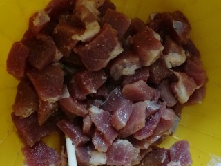 5、百里香杏鲍菇杂蔬肉丁,熬制猪油的同时，用胡椒粉、椒盐、大蒜粉腌制瘦肉，备用
