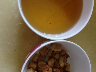 7、百里香杏鲍菇杂蔬肉丁,猪油熬好了，捞出猪油渣，倒出猪油，锅中留少量底油，改大火，爆香姜蒜