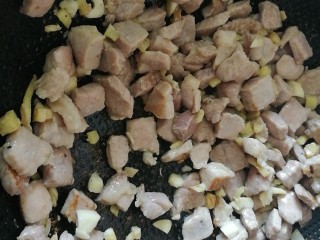 8、百里香杏鲍菇杂蔬肉丁,倒入腌制过的瘦肉翻炒，改中火。肉食生痰，所以需要胡椒、花椒、姜、蒜来调味，利于去湿助消化