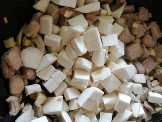 9、百里香杏鲍菇杂蔬肉丁,倒入杏鲍菇翻炒。