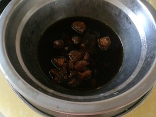 11、百里香杏鲍菇杂蔬肉丁,加入料酒、酱油、红糖、豆瓣酱