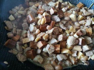 12、百里香杏鲍菇杂蔬肉丁,加水500克，大火烧开，改小火熬制二十分钟，