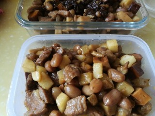 13、百里香杏鲍菇杂蔬肉丁,盛出2/3，装入干净的乐扣盒，入冰箱冷冻，忙碌日子里加点萝卜黄瓜番茄，营养丰富的便当就有啦