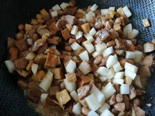 14、百里香杏鲍菇杂蔬肉丁,在锅中剩下的1/3中加入萝卜丁翻炒，改中火煮五分钟