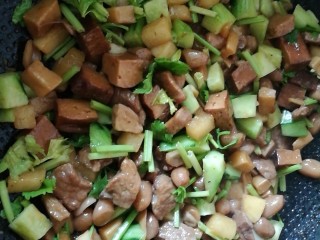 15、百里香杏鲍菇杂蔬肉丁,加入黄瓜丁、芹菜翻炒