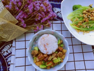 17、百里香杏鲍菇杂蔬肉丁,搭配杂粮米饭和猪油渣拌蔬菜，就是美味营养的午餐