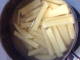 1、油炸薯条（家庭版）,土豆去皮，洗净，切条，加入一勺盐巴与冷水混合均匀，大火煮至沸后1分钟关火，沥干备用！