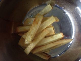 4、油炸薯条（家庭版）,沥干油分，放凉。