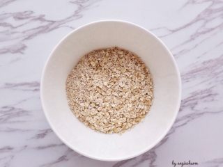 2、五分钟能量燕麦粥一碗端,在碗里倒进燕麦片和燕麦麸，常温水，速冻蓝莓，鲜蓝莓的话可以最后再放在燕麦粥上面，用速冻蓝莓加热之后会爆浆，燕麦粥会染成美美哒紫色。倒扣一个碟子或包好保鲜膜，放微波炉高火两分钟。