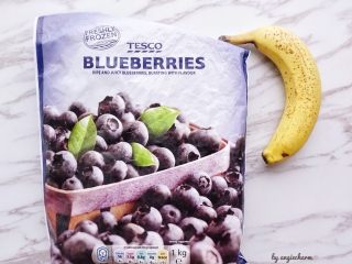 3、五分钟能量燕麦粥一碗端,香蕉建议用熟透的，外皮很多黑点的，熟透了才够甜。因为这碗燕麦粥的甜味几乎全靠香蕉了。