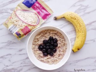 4、五分钟能量燕麦粥一碗端,在热的燕麦粥上摆好切片的香蕉，撒一点点肉桂粉，杏仁条，切碎的开心果仁。