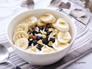 5、五分钟能量燕麦粥一碗端,开吃吧！可以撒一些自己喜欢的坚果果干，搭配一杯咖啡、牛奶或酸奶。