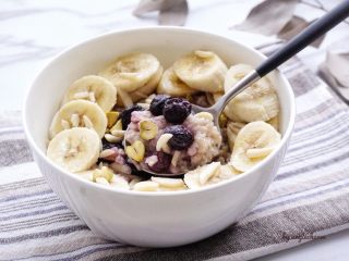 7、五分钟能量燕麦粥一碗端,燕麦片微波加热时会膨胀4倍以上，建议用比较深的碗。