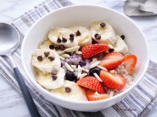 11、五分钟能量燕麦粥一碗端,配巧克力豆豆，草莓????