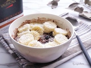 8、五分钟能量燕麦粥一碗端,大家可以发挥自己的小宇宙，多种搭配。这是可可粉燕麦粥，撒椰蓉。