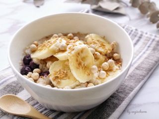 9、五分钟能量燕麦粥一碗端,亚麻籽，熟鹰嘴豆。