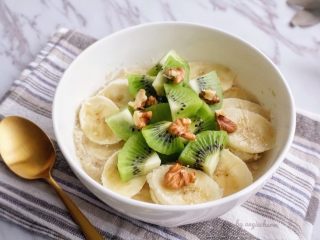 10、五分钟能量燕麦粥一碗端,配奇异果，核桃。