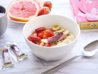 12、五分钟能量燕麦粥一碗端,浅渍草莓&草莓巧克力