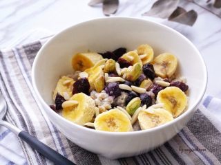 13、五分钟能量燕麦粥一碗端,这次配的是皇帝香蕉，肉质特别黄～