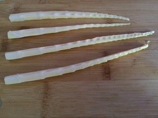 1、凉拌竹笋,细竹笋清水浸泡十分钟，沥干水份，一分为四