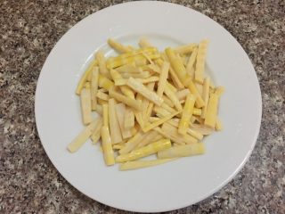 2、凉拌竹笋,如图切成小段