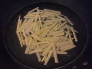 3、凉拌竹笋,如图将细竹笋焯熟，过冷水后沥干备用（不要焯时间太长，时间长了竹笋就不脆了）