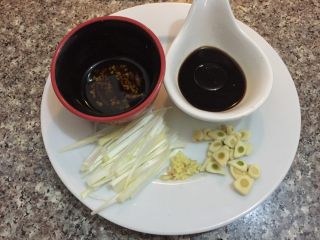 4、凉拌竹笋,如图将生抽，醋，糖，花椒油，盐装入容器中搅拌均匀，葱切丝，姜切末，蒜切片，辣椒油备用